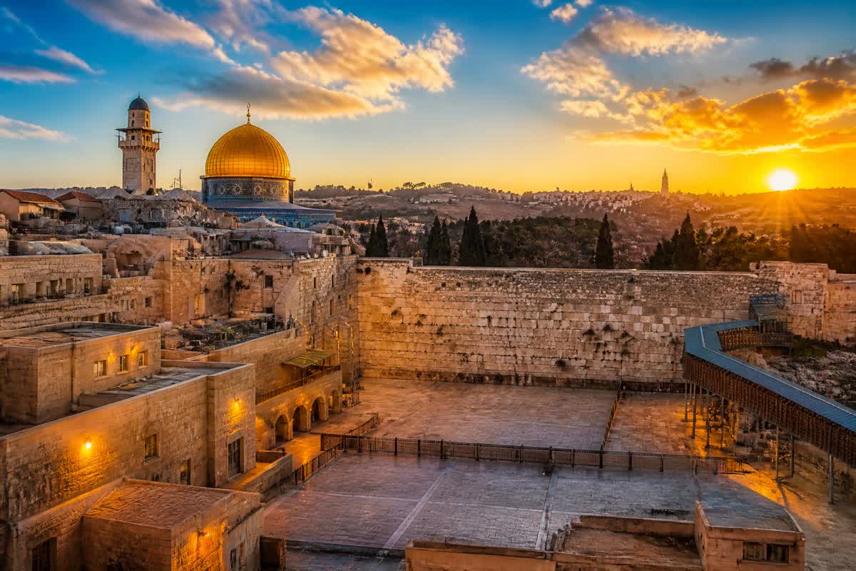 Vista do Kotel (Muro Ocidental) e da Cidade Antiga de Jerusalém ao entardecer